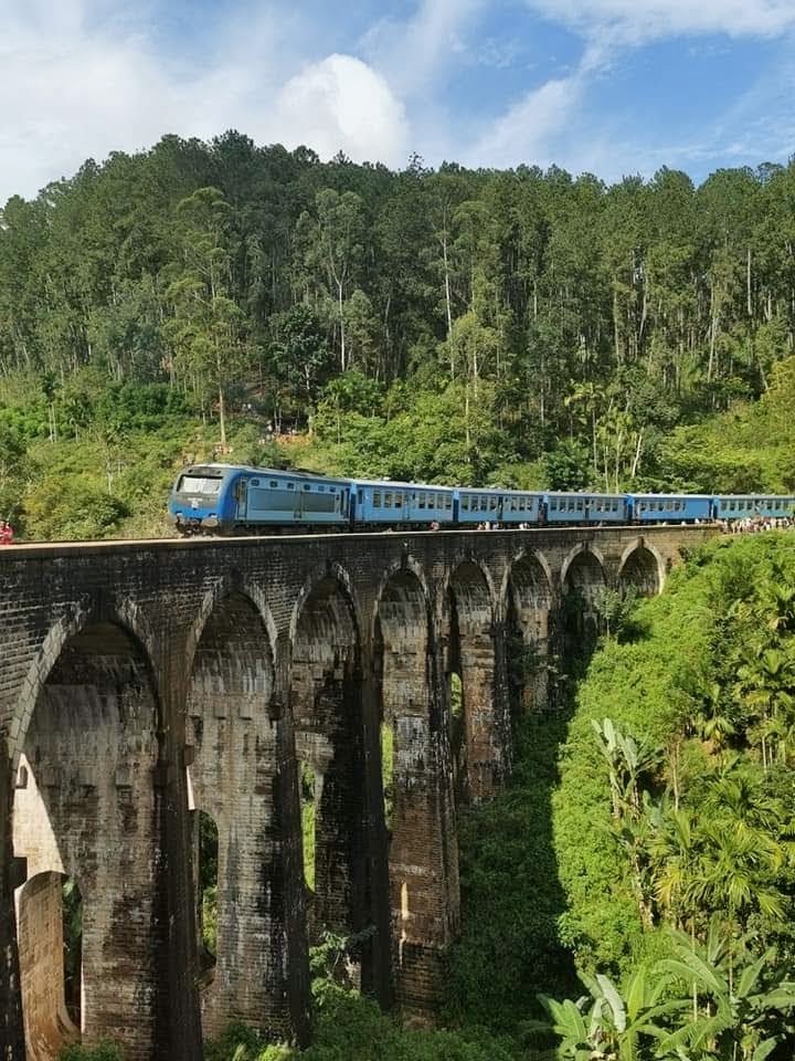 Blue train crossing Nine Arch Bridge in Ella