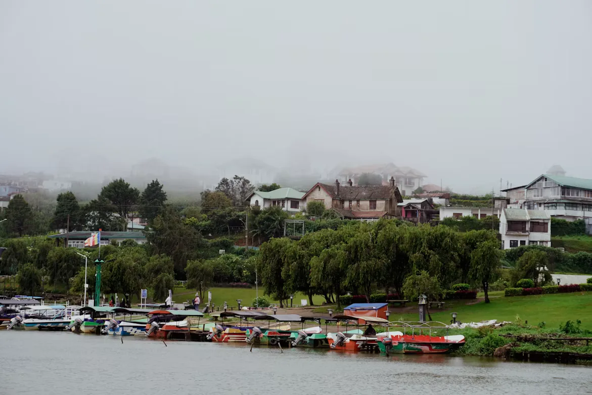 Gregory Lake and misty hills in Nuwara Eliya
