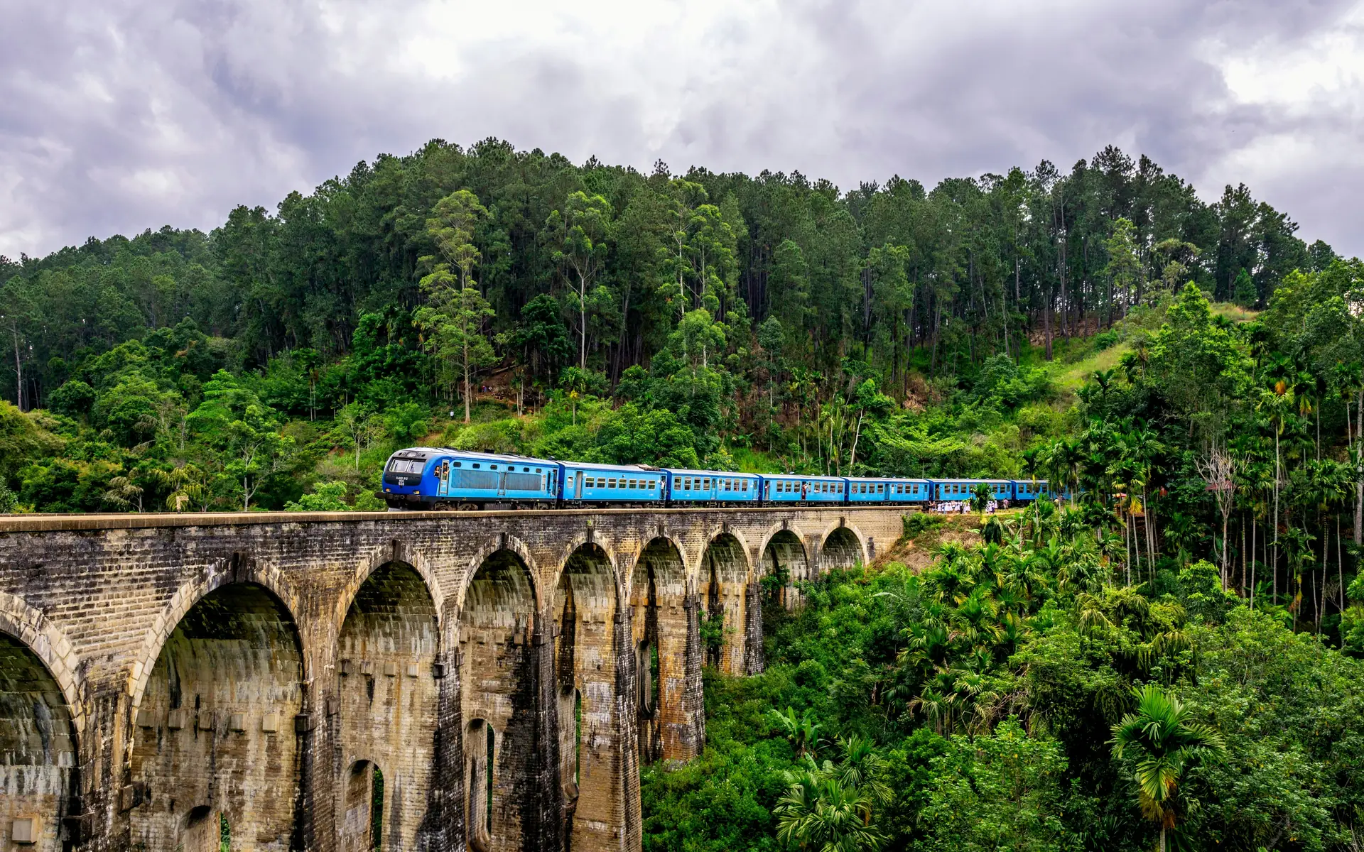 Train crossing Nine Arch Bridge in Ella
